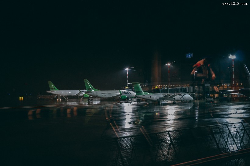 停在机场里的飞机图片