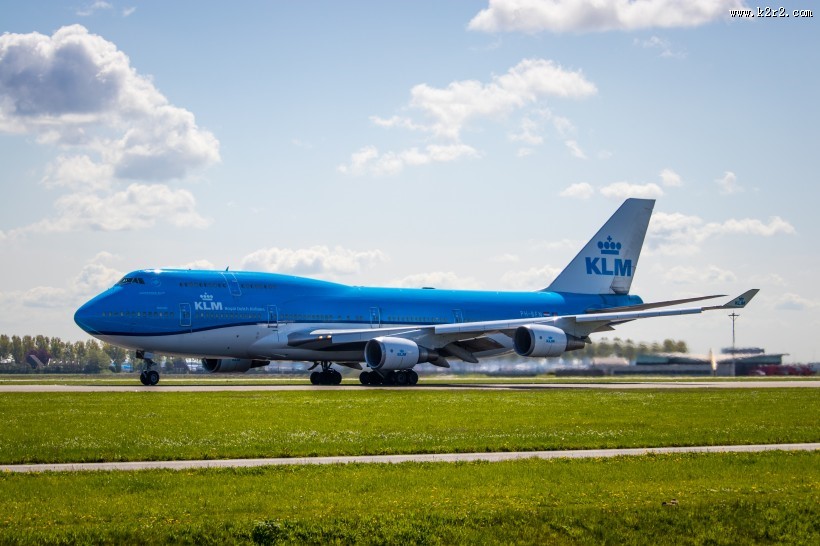 停在机场里的飞机图片