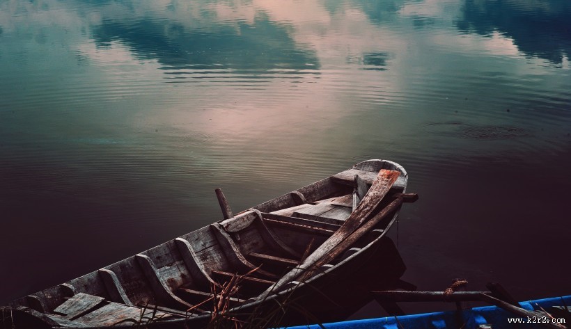 停留的木制小船图片