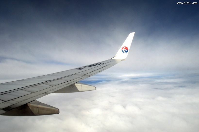 高空中的飞机机翼图片