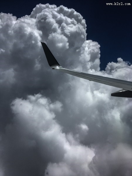 高空中的飞机机翼图片
