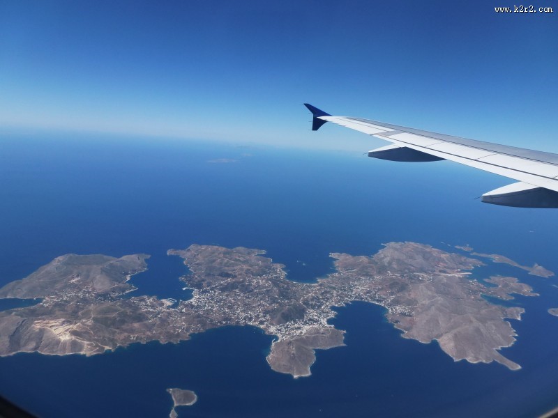 高空中的飞机机翼图片