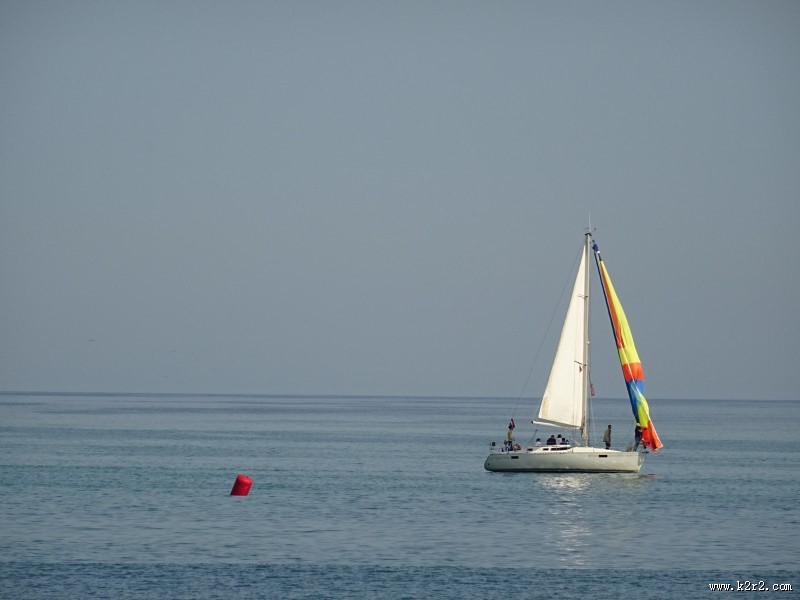 水面上的帆船图片