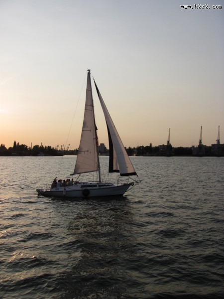 水面上的帆船图片