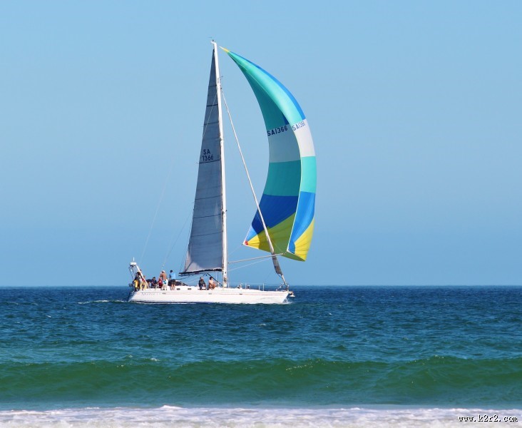 海面航行的帆船图片