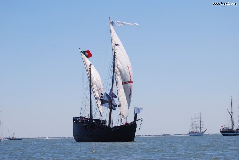 海面航行的帆船图片