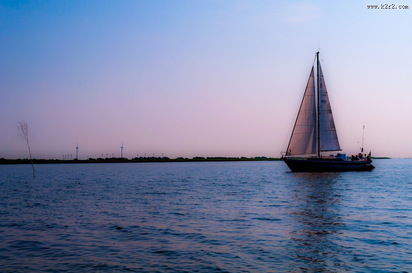海面航行的帆船图片
