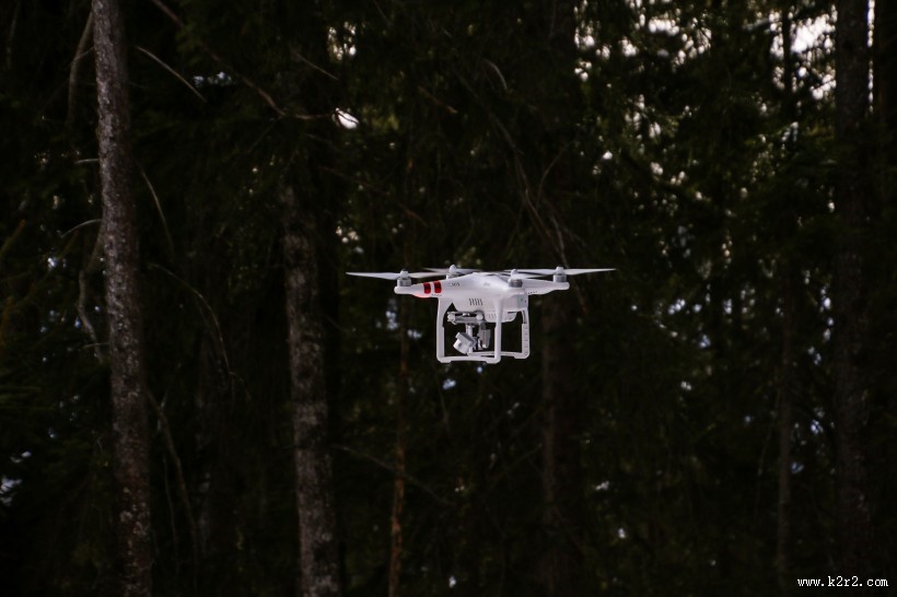 低空飞行的四轴遥控无人机图片