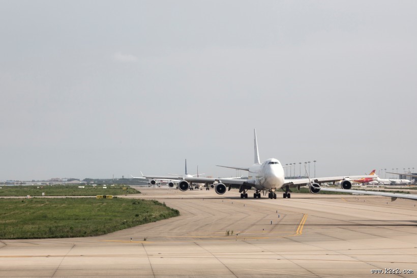 飞机场上的飞机图片
