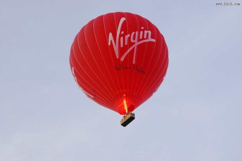 一个空中飘荡的热气球图片大全