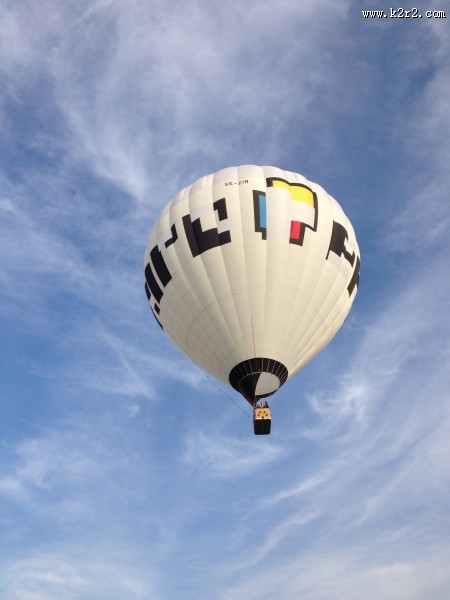 一个空中飘荡的热气球图片大全