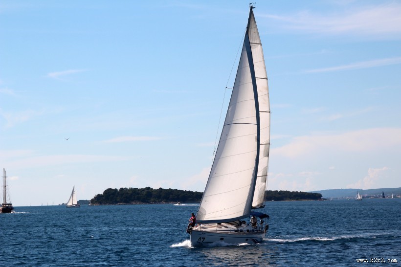 海面航行的白帆船图片大全