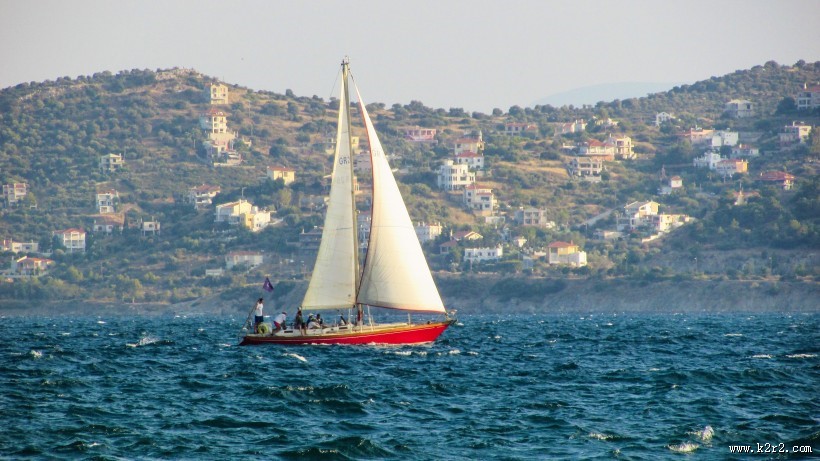 海面航行的白帆船图片大全