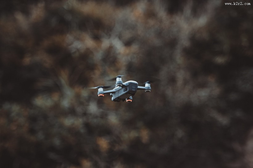 飞在空中的无人机图片