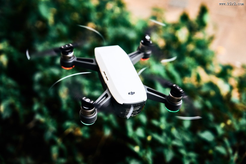 飞在空中的无人机图片