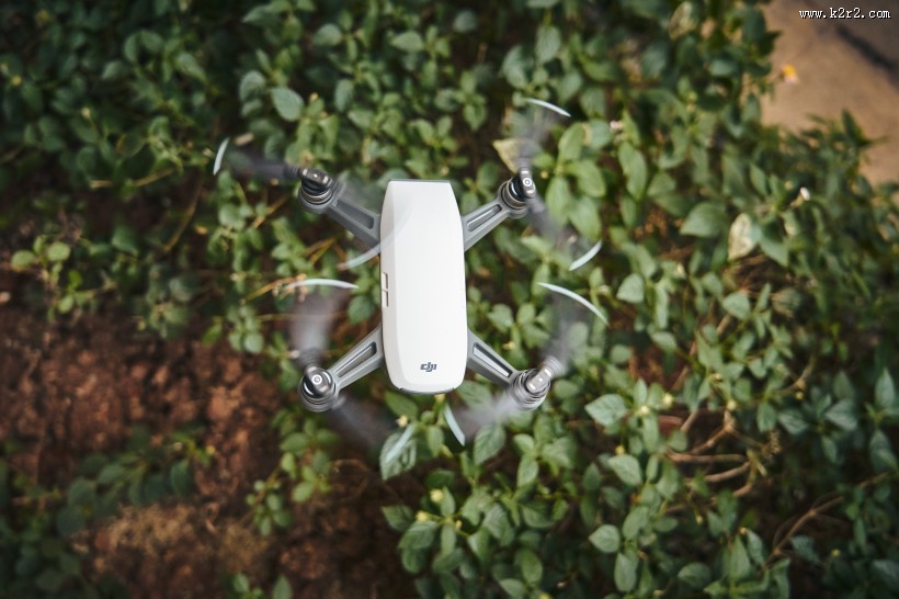 飞在空中的无人机图片