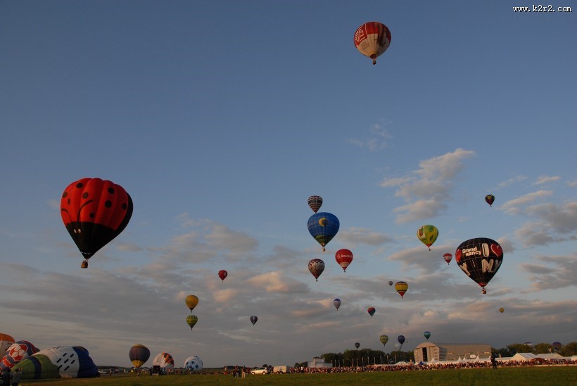 飞在空中的热气球图片