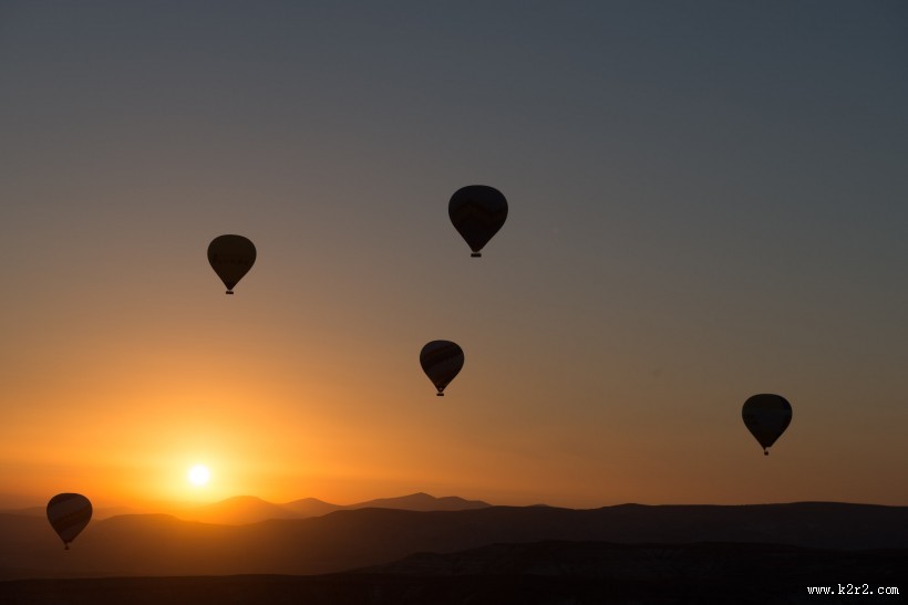 飞在空中的热气球图片