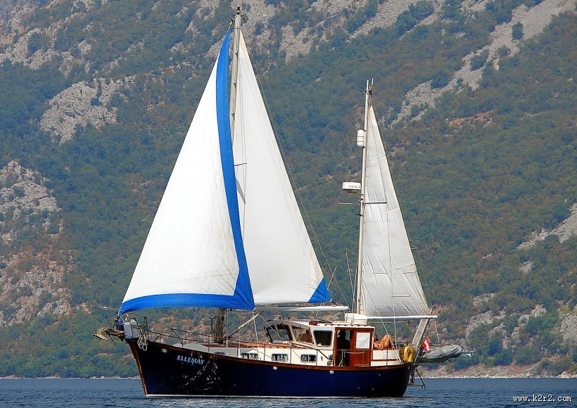 航行的帆船图片