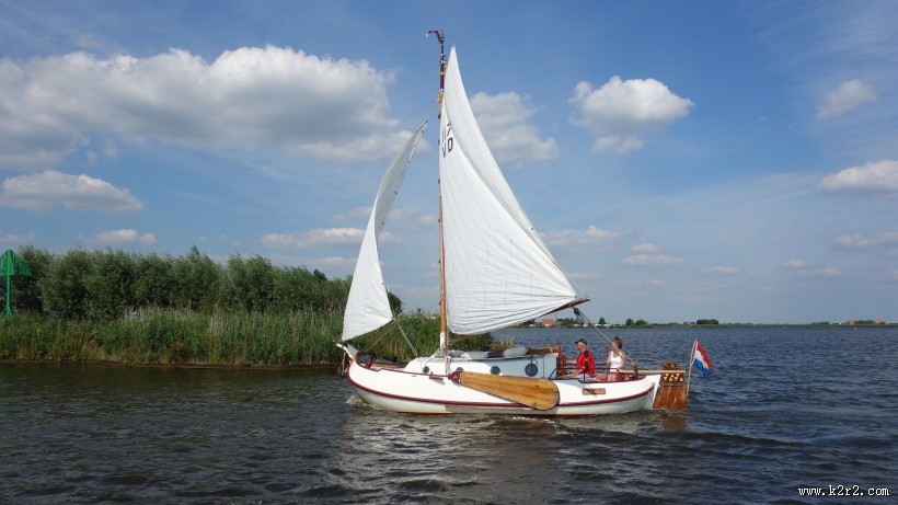 航行的帆船图片