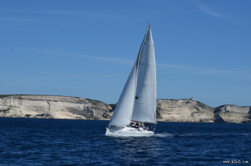 航行的帆船图片