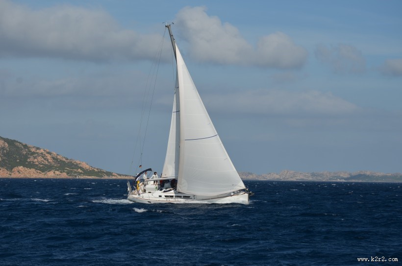 航行的帆船图片