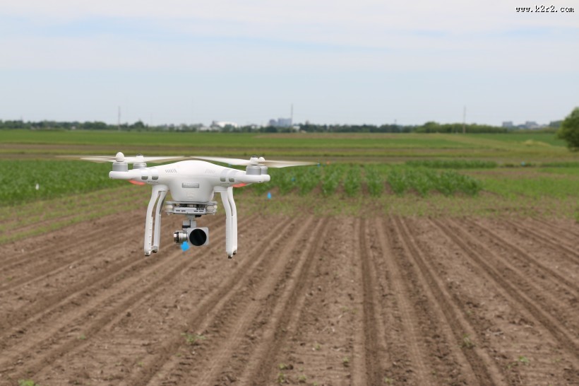 空中的四轴遥控无人机图片