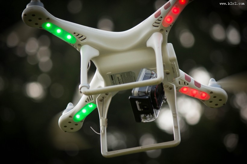 空中的四轴遥控无人机图片