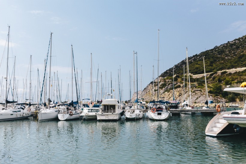 泊满船只的港口图片