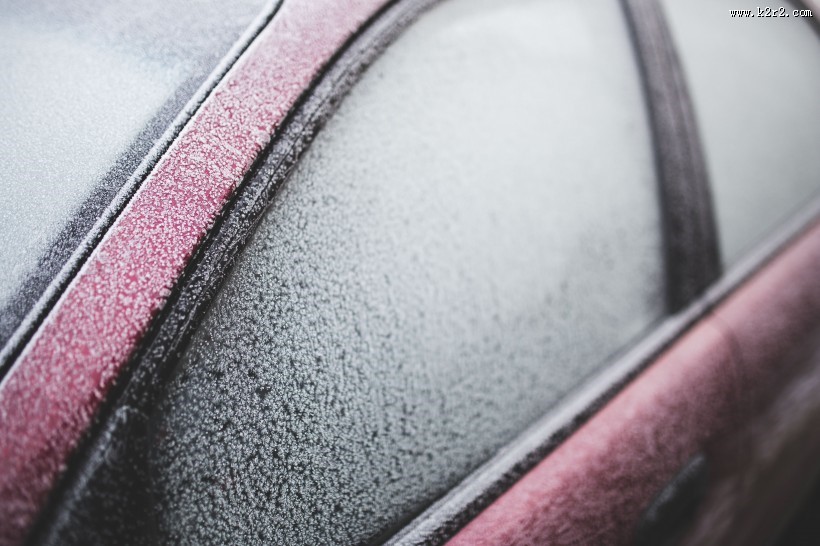 冬天红色的车结霜图片