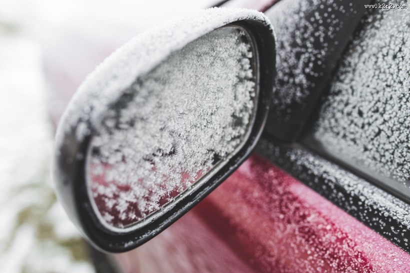冬天红色的车结霜图片