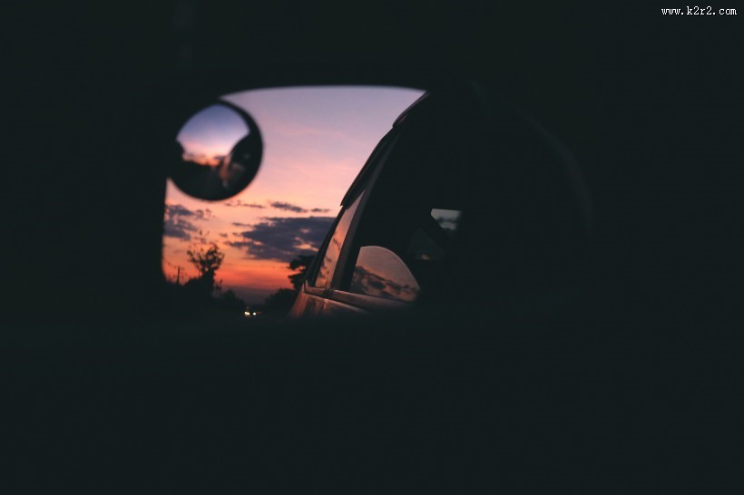 汽车后视镜特写图片