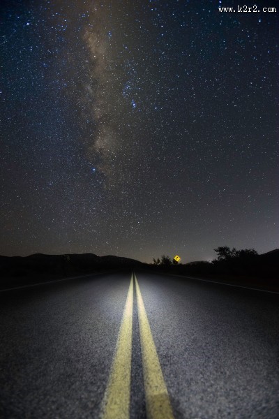 公路中间黄色的线图片