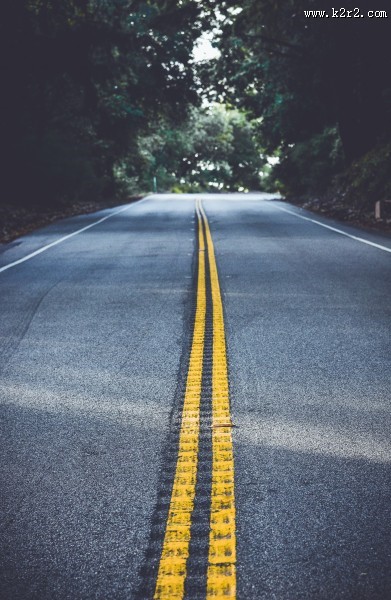 公路中间黄色的线图片