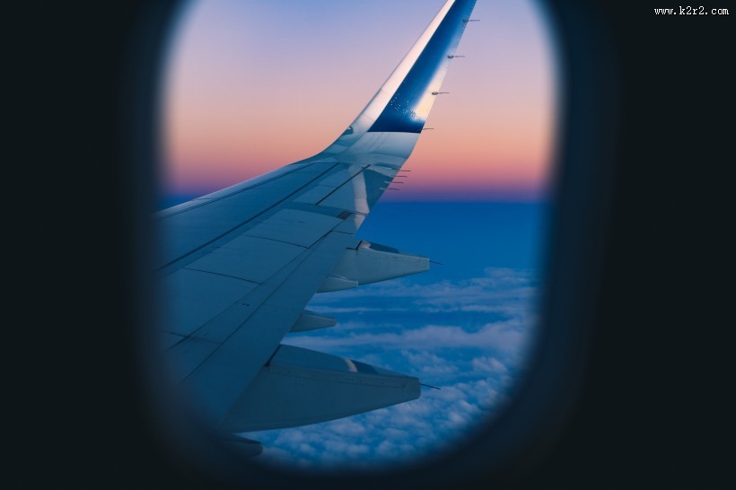 飞机圆角窗口特写图片