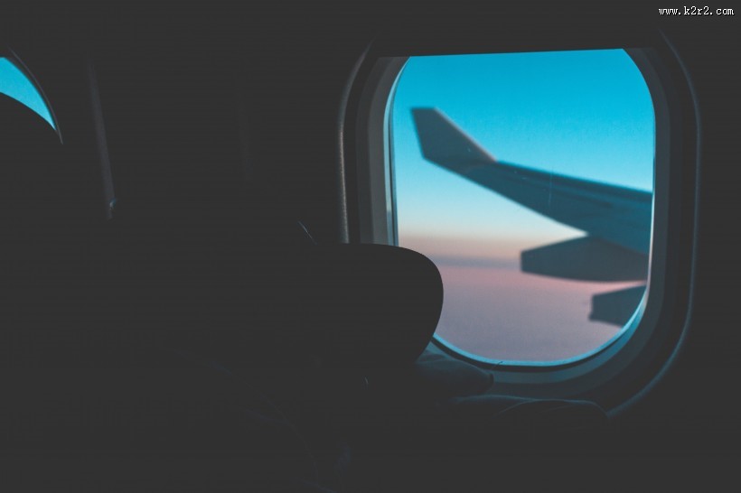 飞机圆角窗口特写图片
