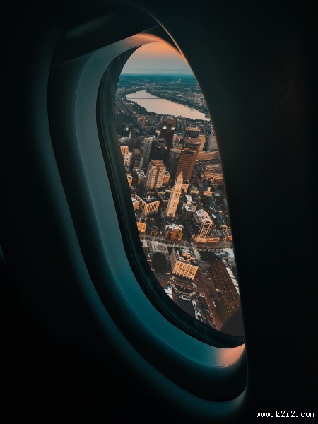 飞机圆角窗口特写图片