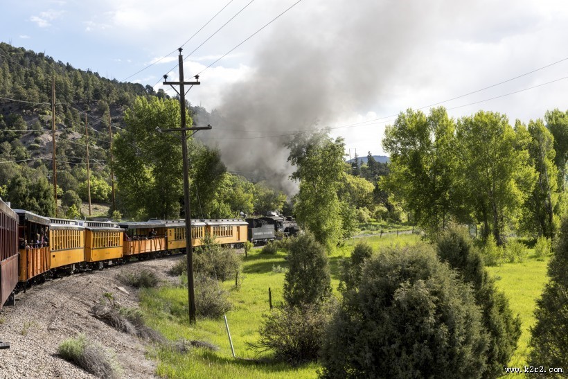 行驶中的蒸汽火车图片
