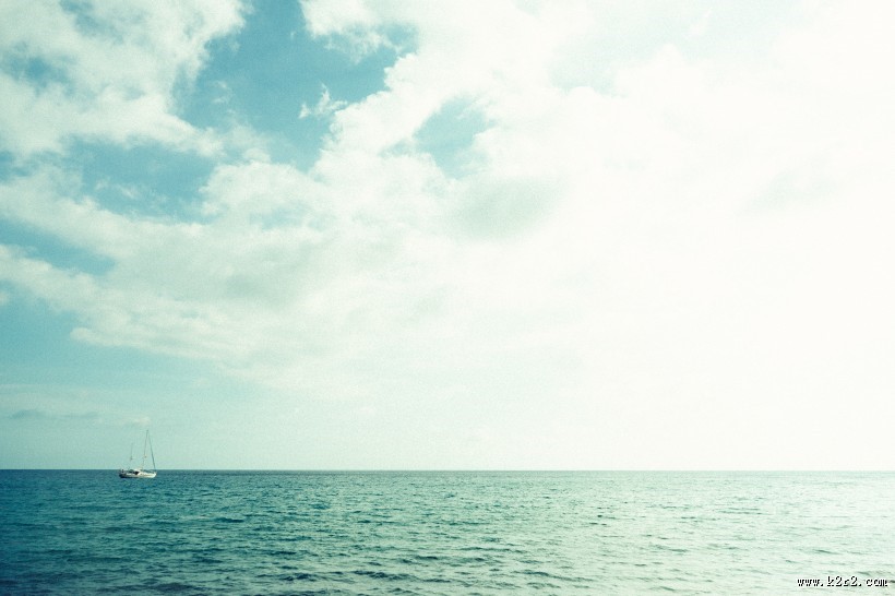 航行的帆船图片