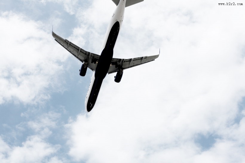 翱翔的飞机图片