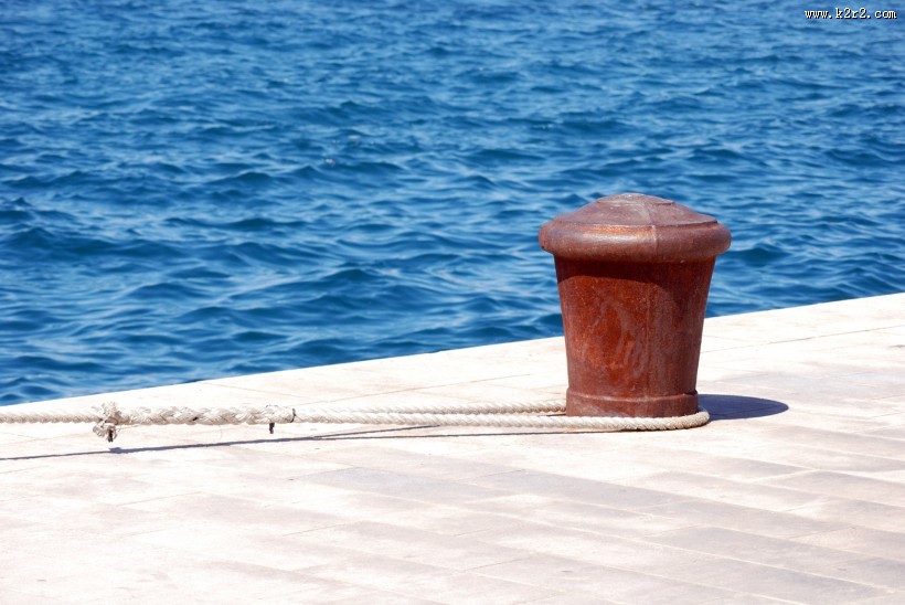 码头的缆绳柱图片