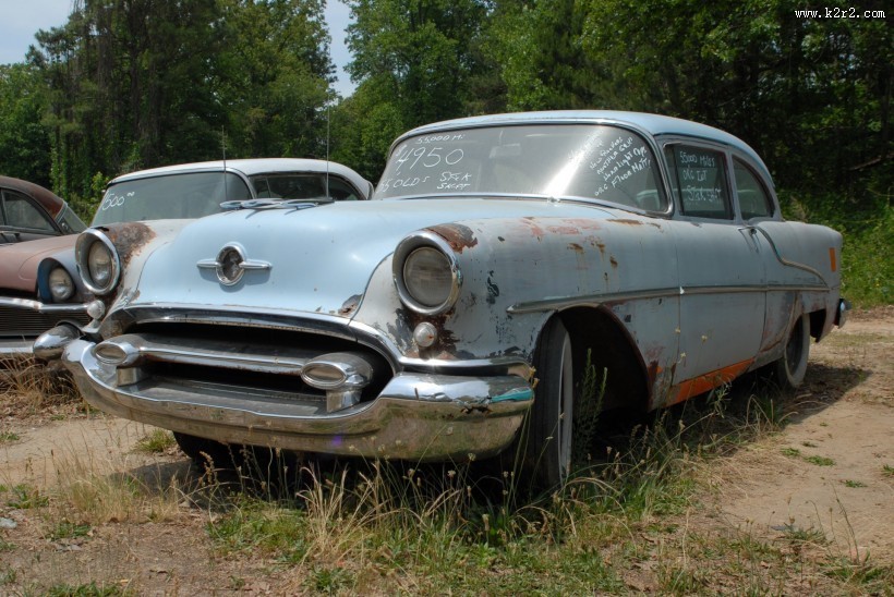 旧的生锈汽车图片