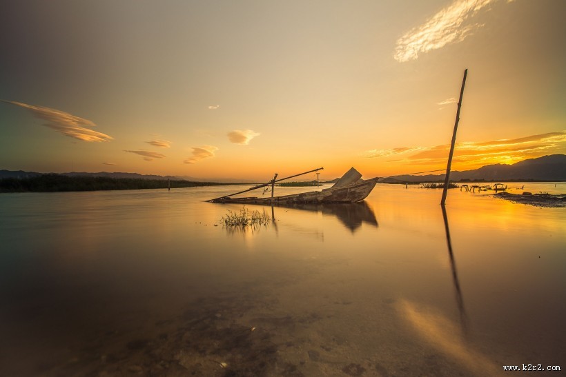 岸边搁置的小船图片