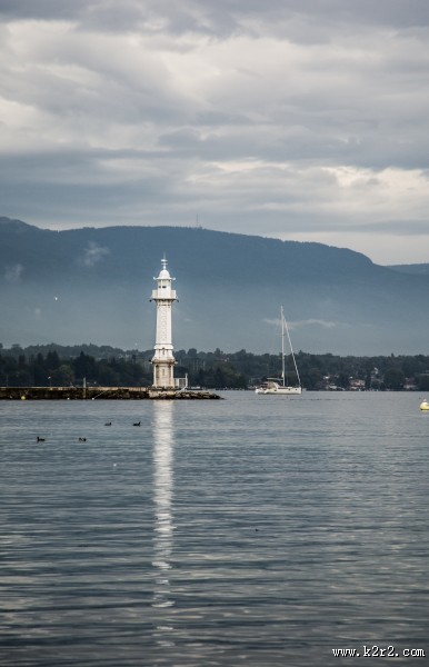 耸立的白色灯塔图片