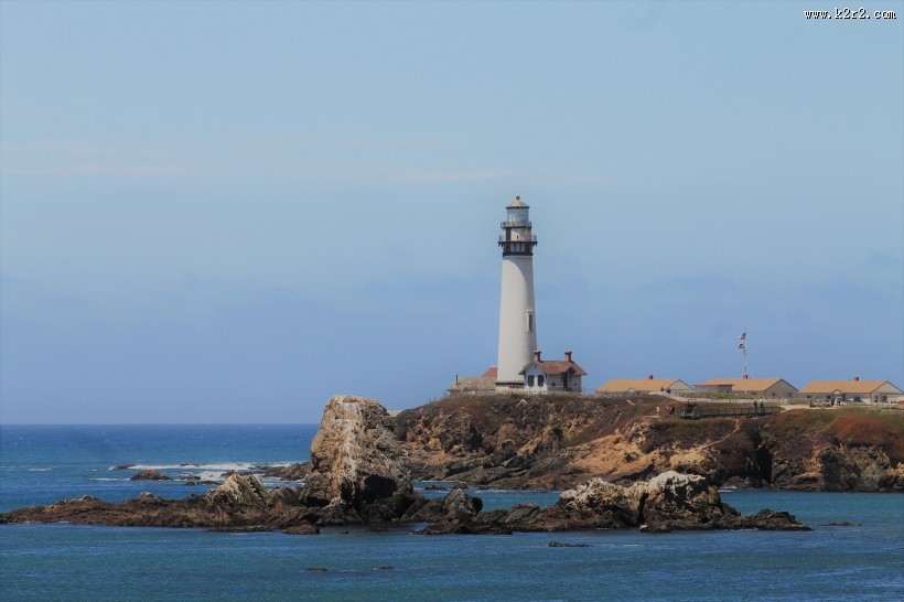 耸立的白色灯塔图片