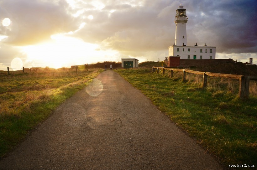 耸立的白色灯塔图片