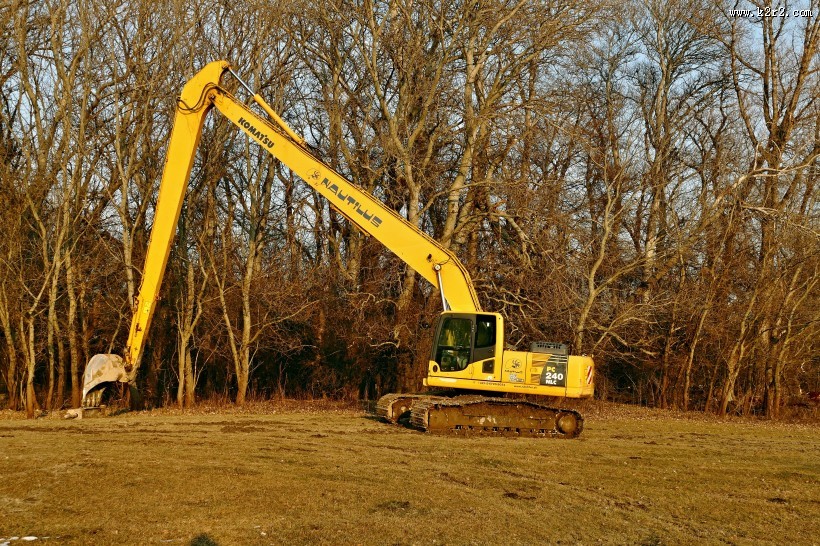 施工中的挖掘机图片