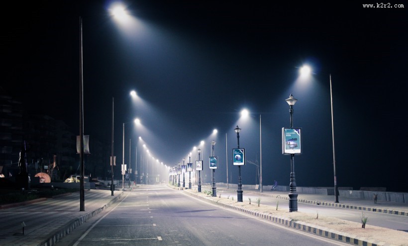 晚上路灯闪亮的街道图片