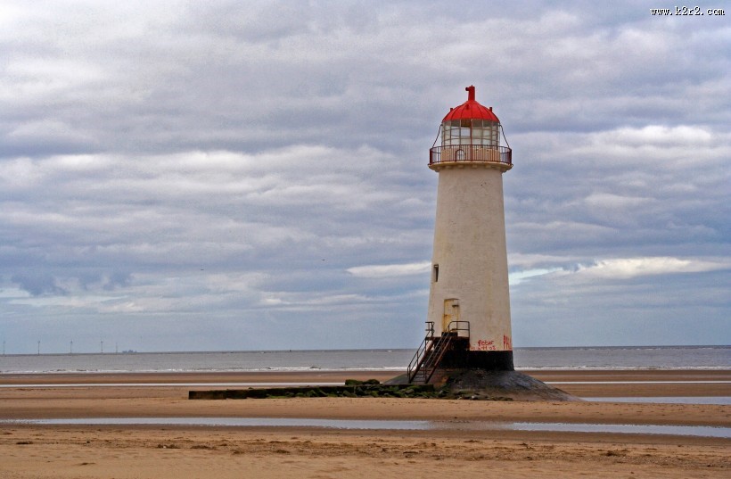 高高耸立的白色灯塔图片