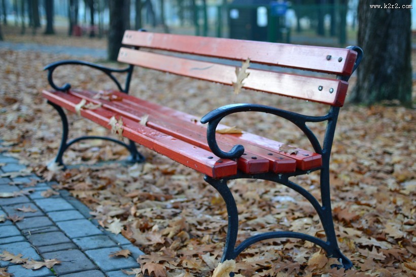 放在户外的长椅图片